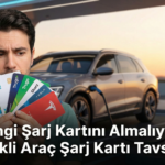 Elektrikli araç şarj istasyonunda, elinde ZES, Eşarj, Trugo, Voltrun, Sharz ve Tesla gibi farklı operatörlere ait çok sayıda şarj kartı tutan ve hangisini kullanacağı konusunda kararsız kalmış, kafası karışık bir elektrikli otomobil sürücüsü.