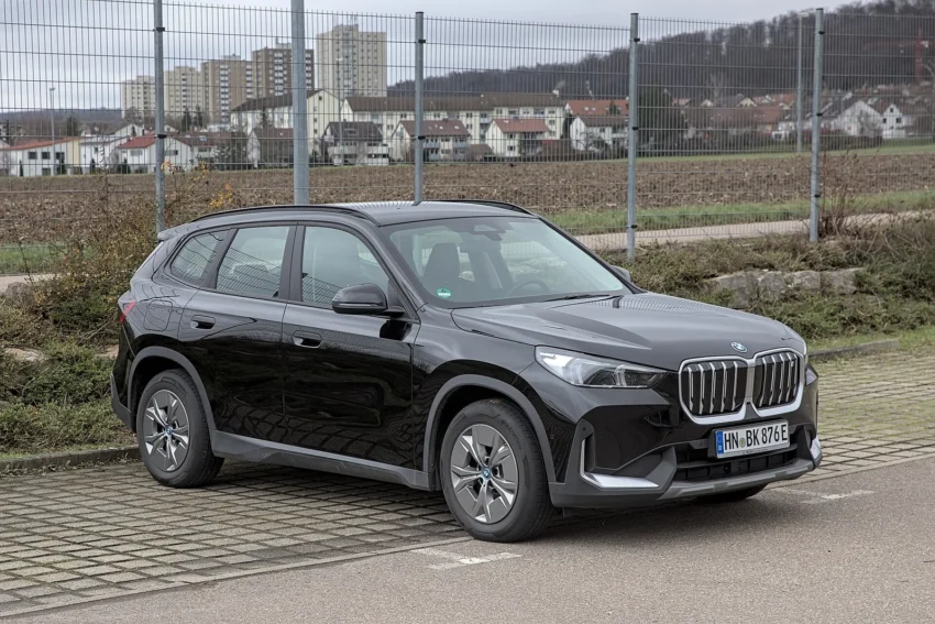 BMW iX1 eDrive20 elektrikli SUV, siyah renk, önden çeyrek görünüm, park halinde. Fotoğraf: Alexander-93, CC BY-SA 4.0.