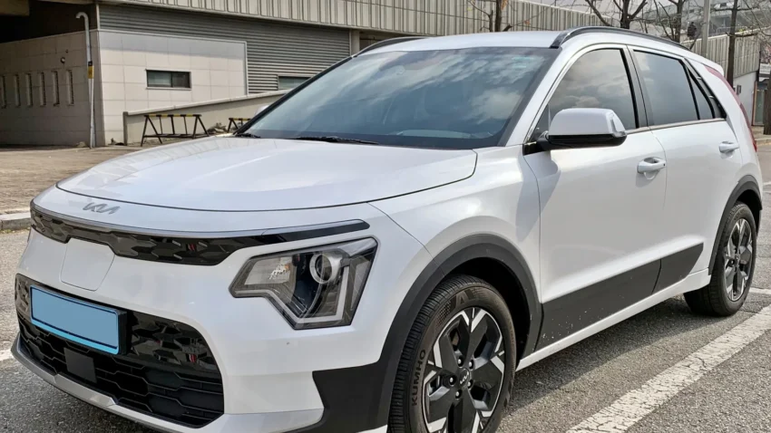 Kia Niro EV beyaz renk ön üç çeyrek görünüm, sokakta park halinde