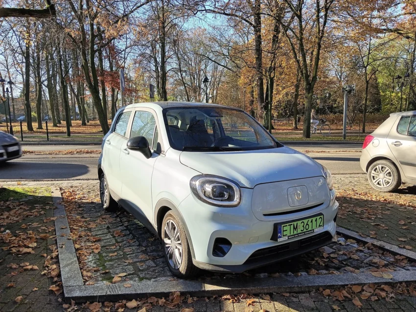 Leapmotor T03 elektrikli şehir otomobili, beyaz renk, önden çeyrek görünüm, park halinde. Fotoğraf: WrS.tm.pl, Public domain.
