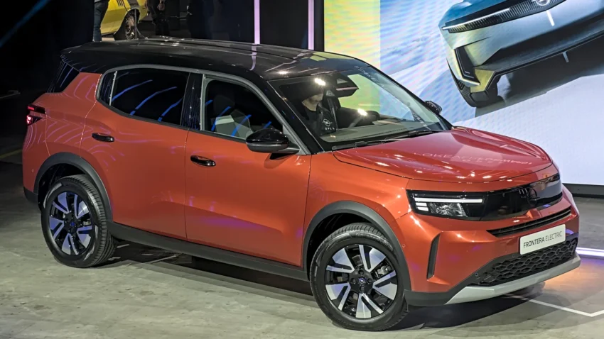Opel Frontera Electric turuncu renk ön üç çeyrek görünüm