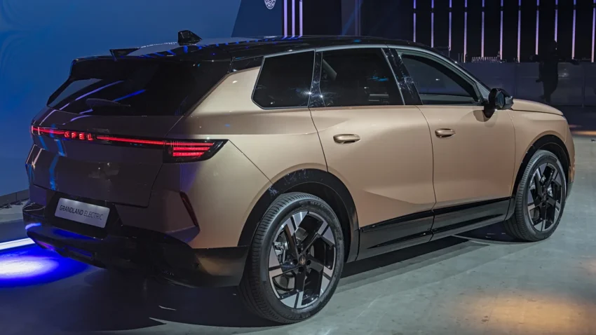 Opel Grandland Electric bakır rengi arka üç çeyrek görünüm